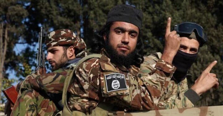 Para pejuang pemberontak memberi isyarat setelah berhasil merebut ibu kota dan menggulingkan Presiden Bashar al-Assad di Damaskus, Suriah, 9 Desember 2024.(Reuters)