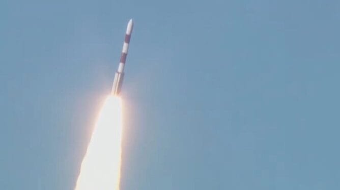 Peluncuran kirim dua satelit untuk ciptakan gerhana matahari buatan.(APNews)