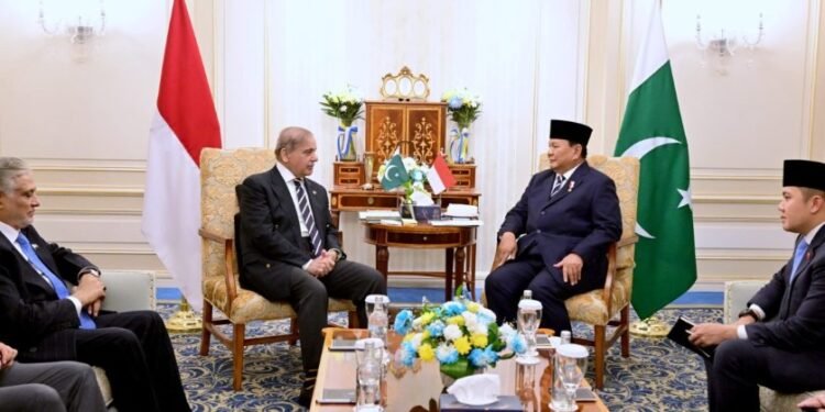 Presiden Prabowo Subianto saat bertemu PM Pakistan, Shehbaz Sharif.(Presidenri)