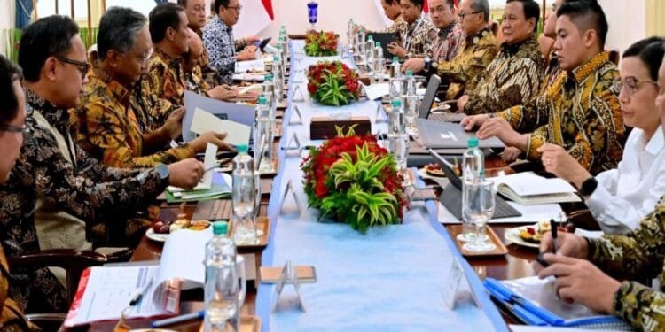 Presiden Prabowo memimpin rapat terbatas di Istana Merdeka pada Senin (30/12/2024).(Presidenri)