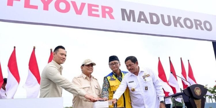 Presiden Prabowo saat meresmikan Flyover Madukoro.(Presidenri)