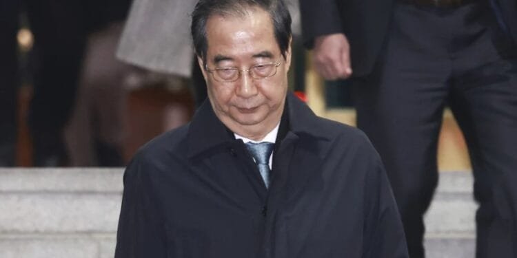 Presiden Sementara Han Duck-soo meninggalkan kompleks gedung kepresidenan pada Jumat (27/12/2024).(APnews)