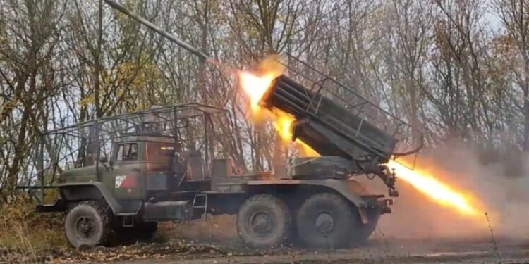 Sebuah peluncur roket multi-laras 122 mm "Grad" menembakkan roket ke arah pasukan Ukraina di wilayah perbatasan Rusia-Ukraina di kawasan Kursk, Rusia.(APNews)