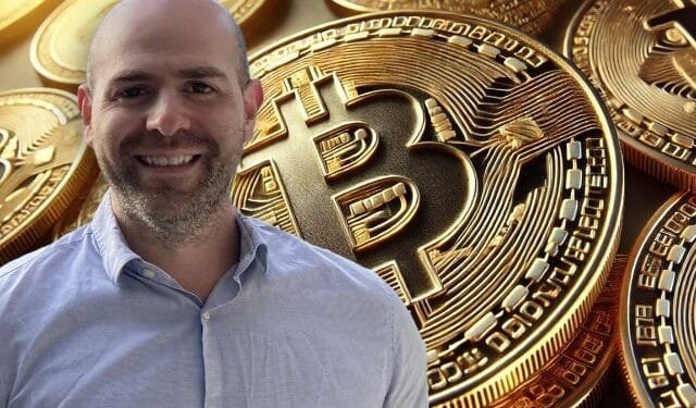 Stephen Miran dengan latar Bitcoin.(Bitcoinnews)