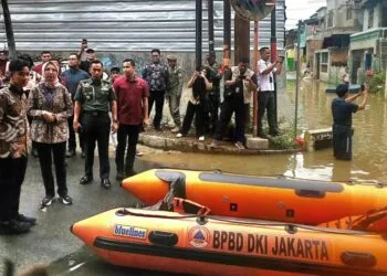 Wapres Gibran Tinjau Warga Terdampak Banjir di Kampung Melayu dan Cawang