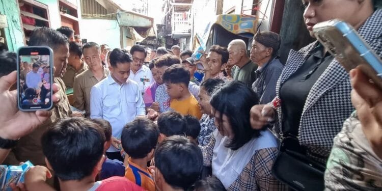 Wapres Gibran menyapa warga Kelurahan Peterongan, Semarang.(Wapresri)