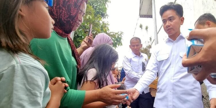 Wapres Gibran saat berkunjung ke Kelurahan Babakan Penghulu, Kecamatan Cinambo, Bandung, Jawa Barat, Jumat (20/17/2024).(Wapresri)