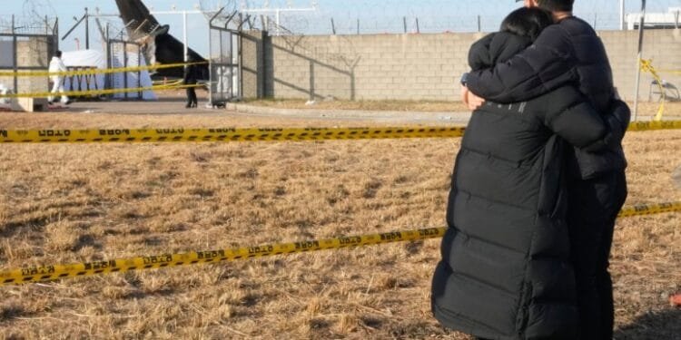 Warga Korsel melihat puing pesawat Jeju Air dari kejauhan.(APNews)