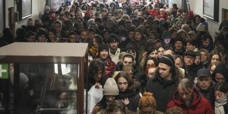 Warga berlindung di stasiun metro ketika alarm serangan udara dibunyikan di Kyiv, Ukraina, Jumat (20/12/2024).(APNews)