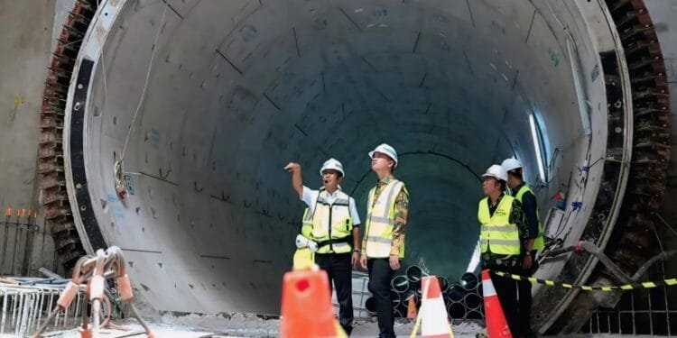 Wapres Gibran saat meniinjau proyek MRT Glodok–Kota.(Wapresri)