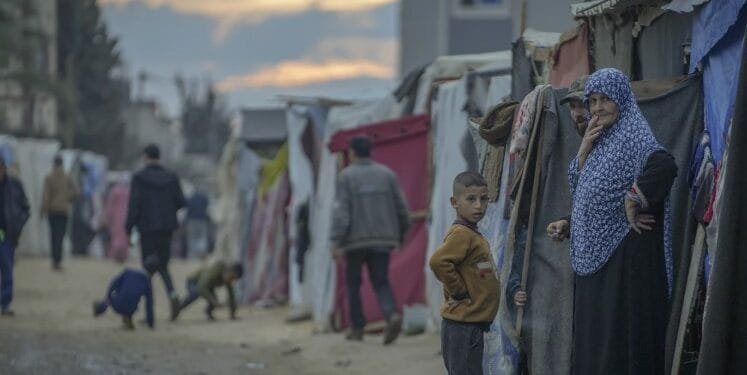 Warga Palestina di tenda pengungsian di Deir Al-Balah, Jalur Gaza, Kamis (12/12/2024).(APNews)