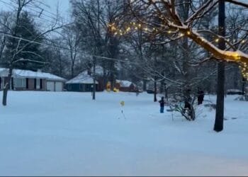 Badai Salju Landa AS: Ratusan Penerbangan Dibatalkan, Keadaan Darurat Dinyatakan