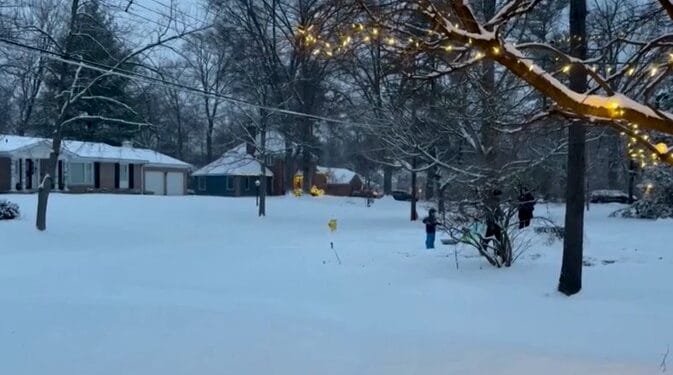 Suasana Badai Salju di Cincinnati, Ohio, Amerika Serikat pada Sabtu (05/01/2025).(Reuters)