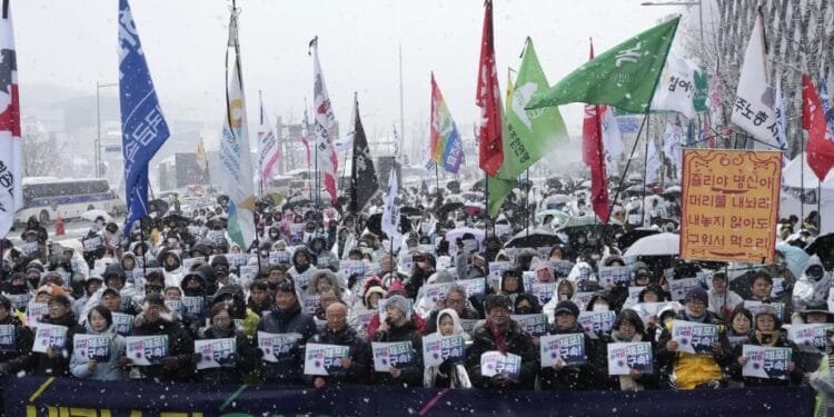 Demonstran Korsel Tuntut Penahanan dan Pemakzulan Yoon Suk Yeol di Tengah Cuaca Dingin.(APNews)