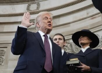 Donald Trump Resmi Jabat Presiden ke-47 Amerika Serikat: Momen Bersejarah di Capitol Rotunda