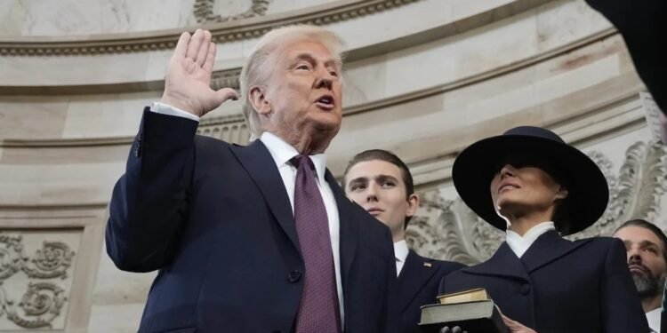 Donald Trump mengucapkan sumpah jabatan.(Reuters)