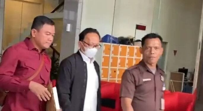 Hakim MK Ridwan Mansyur (tengah) diperiksa penyidik KPK sebagai saksi penyidikan pekara Hasbi Hasan, Kamis (16/01/2025).(AntaraNews)