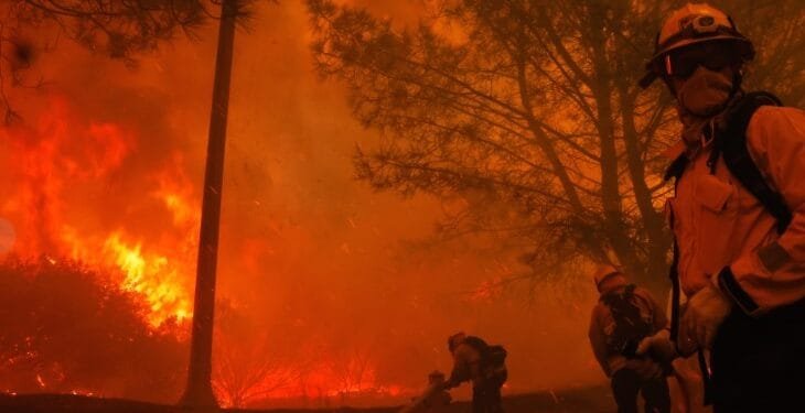 Pemadam kebakaran berusaha memadamkan kobaran api di Pacific Palisades, Los Angeles.(APNews)