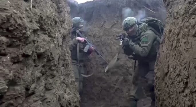 Foto dari video yang dirilis Layanan Pers Kementerian Pertahanan Rusia pada Sabtu, 4 Januari 2025. Tampak personel militer Rusia mengikuti pelatihan tempur untuk unit serangan di lokasi yang dirahasiakan.(APNews)