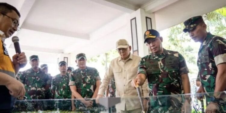 Menhan Sjafrie Sjamsoeddin meninjau Pusdiklatpassus Kopassus di Batujajar, Bandung.(AntaraNews)