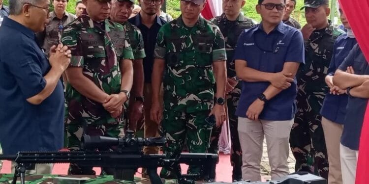 Panglima TNI, Jenderal TNI Agus Subiyanto saat meninjau PT Pindad.(Puspen TNI)