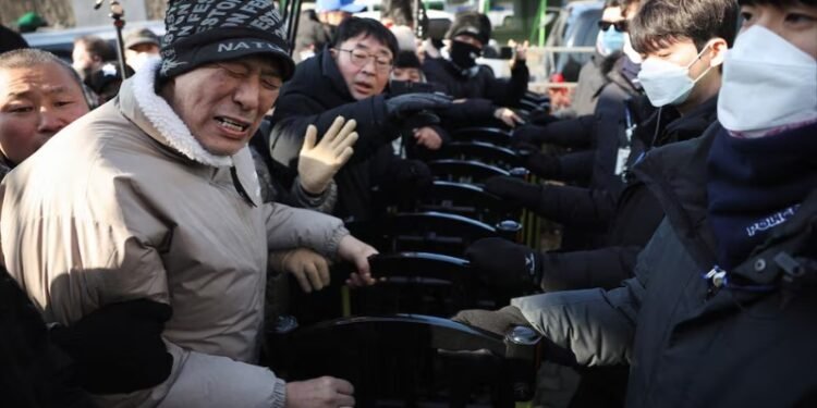 Para pendukung menjaga kediaman Presiden Korea Selatan yang dimakzulkan, Yoon Suk Yeol, di Seoul, Korea Selatan (02/01/2025) setelah pengadilan pada Selasa lalu menyetujui surat perintah penangkapannya.(Reuters)