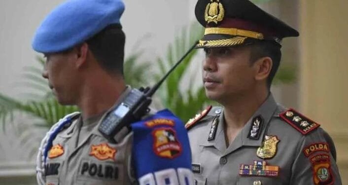 Petugas Propam Polri menggiring eks Kasubdit 3 Ditresnarkoba Polda Metro Jaya AKBP Malvino Edward Yusticia (kanan) usai menjalani sidang etik di Gedung TNCC Mabes Polri, Jakarta, Kamis (2/1/2025).(Antranews)
