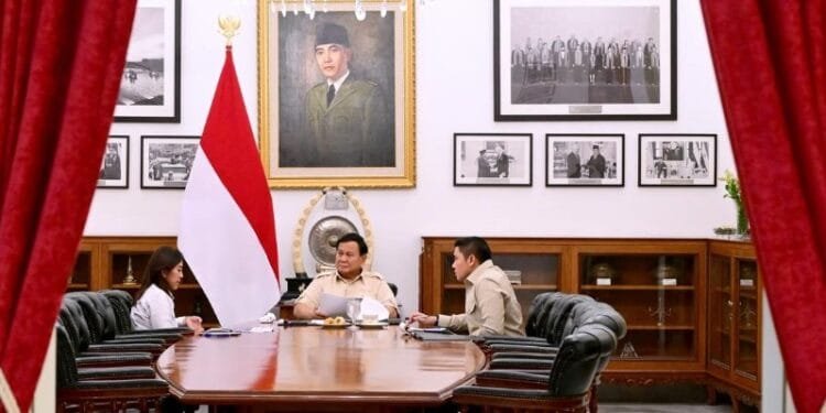 Presiden Prabowo Subianto saat membahas Transformasi Digital dan E-Government bersama Menkomdigi Meutya Hafid.(Presidenri)