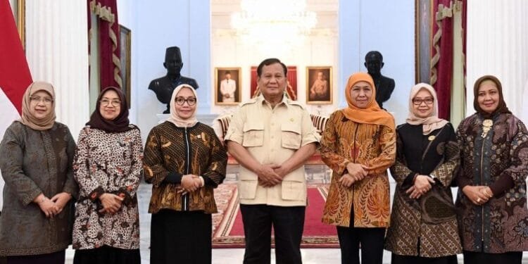 Presiden Prabowo Subianto berfoto bersama Ketua Umum dan jajaran Pimpinan Pusat (PP) Muslimat, Selasa (14/01/2025).(Presidenri)