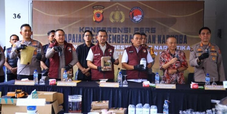 Bareskrim Ungkap Pabrik Tembakau Sintetis di Sentul.(Humas Polri)