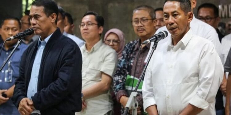 Dirut Perum Bulog Mayjen TNI Novi Helmy Prasetya (kanan) dan Menteri Pertanian Amran Sulaiman (kiri) usai pertemuan di Gedung A Kementerian Pertanian, Jakarta, Minggu (9/2/2025).(AntaraNews)