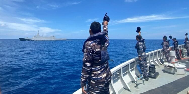 KRI Madidihang-855 latihan bersama kapal perang Jepang.(Puspen TNI)