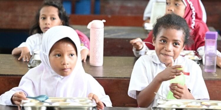 Makan Bergizi Gratis di Sorong, Papua Barat Daya.(Presidenri)
