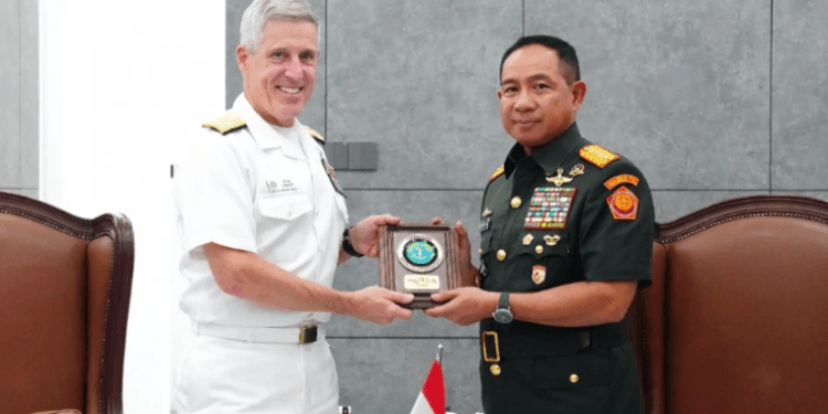 Panglima TNI Jenderal TNI Agus Subiyanto menerima kunjungan kehormatan dari Panglima Armada AS Laksamana Stephen T. Koehler, di kantor Subden Merdeka Barat, Jakarta Pusat, Rabu (19/2/2025).(Puspen TNI)