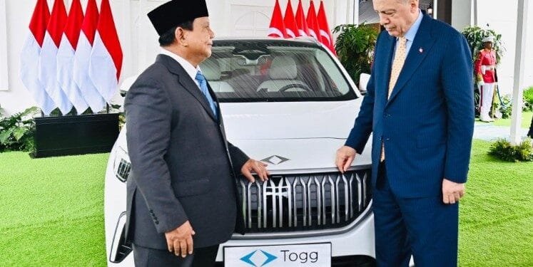 Presiden Erdoğan menyerahkan mobil listrik Turkiye Togg T10X kepada Presiden Prabowo.(Presidenri)