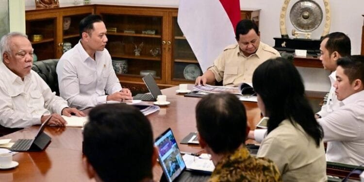 Presiden Prabowo Subianto melakukan pertemuan dengan jajaran menteri di Istana Merdeka, Jakarta, Senin (03/02/2025). (Presidenri)