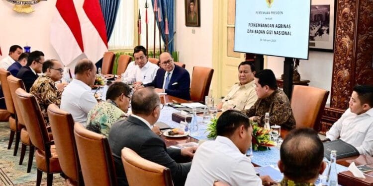 Presiden Prabowo Subianto menggelar pertemuan dengan jajaran Menteri Kabinet Merah Putih, Senin (24/02/2025). (Presidenri)