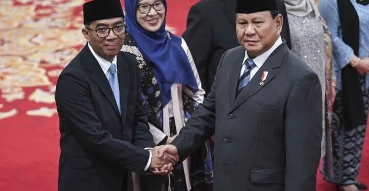 Presiden Prabowo Subianto mengucapkan selamat kepada Mendiktisaintek yang baru Brian Yuliarto, usai dilantik pada Rabu (19/2/2025).(Antaranews)