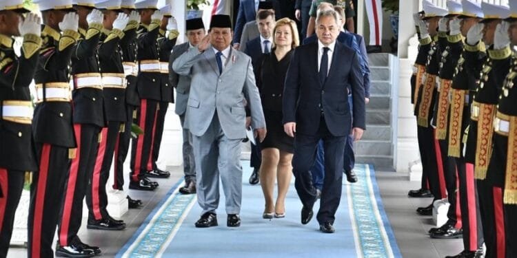 Presiden Prabowo Subianto menyambut kedatangan Sekretaris Dewan Keamanan Federasi Rusia, Sergei K. Shoigu, Selasa (25/02/2025).(Presidenri)