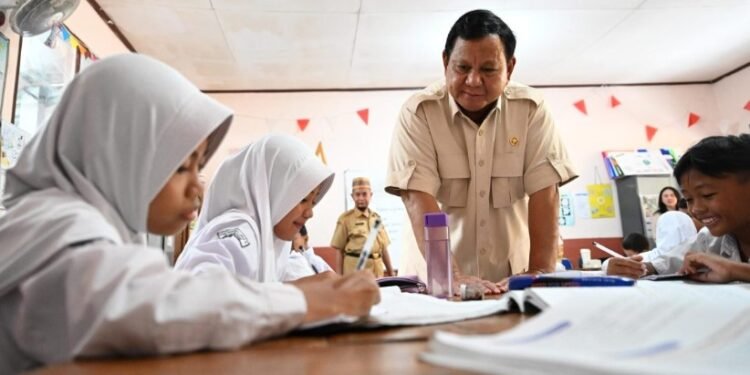 Presiden Prabowo Subianto saat mengunjungi SDN Kedung Jaya 1 Bogor, Kota Bogor, Provinsi Jawa Barat, Senin (10/02/2025).(Presidenri)