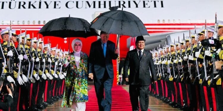 Presiden RI Prabowo Subianto menyambut kedatangan Presiden Erdogan di Bandara Halim Perdana Kusuma, Selasa malam (11/02/2025)(Presidenri)