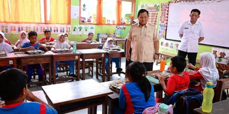 Presiden meninjau pelaksaaan MBG di SDN Jati 05 Pagi di Pulogadung, Jakarta Timur, Senin (03/02/2025).(Presidenri)