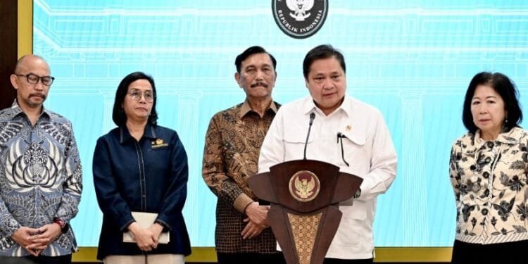 Menko Ekonomi Airlangga Hartarto menyampaikan keterangannya usai mengikuti rapat dengan Presiden RI di Istana Kepresidenan Jakarta, Rabu (19/03/2025).(Presidenri)