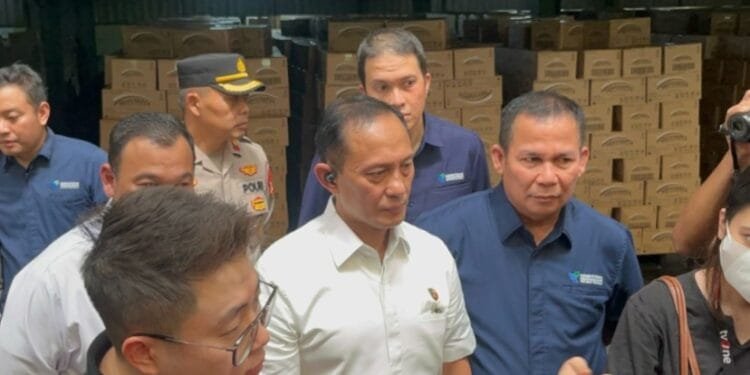 Dirtipideksus Bareskrim Polri Brigjen Helfi Assegaf melakukan sidan produsen MinyaKita di Tangerang.(Humas Polri)