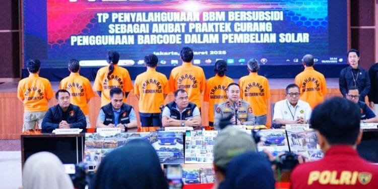 Dittipidter Bareskrim Polri menggelar konferensi pers tentang pengungkapan kasus penyalahgunaan BBM bersubsidi, sekaligus menghadirkan para tersangka, Kamis (06/03/2025).(Humas Polri)