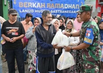Ramadhan Penuh Berkah, Lanud Husein Sastranegara Bagikan Sembako untuk Warga