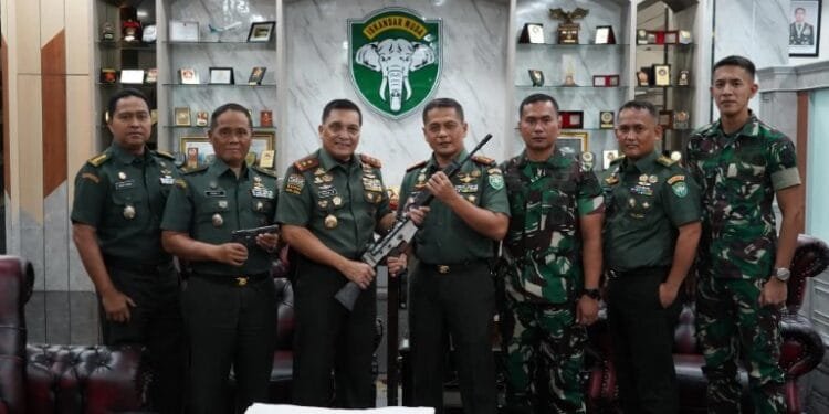 Pangdam IM Mayor Jenderal TNI Niko Fahrizal saat menerima empat pucuk senjata yang berasal dari masyarakat.(Puspen TNI)
