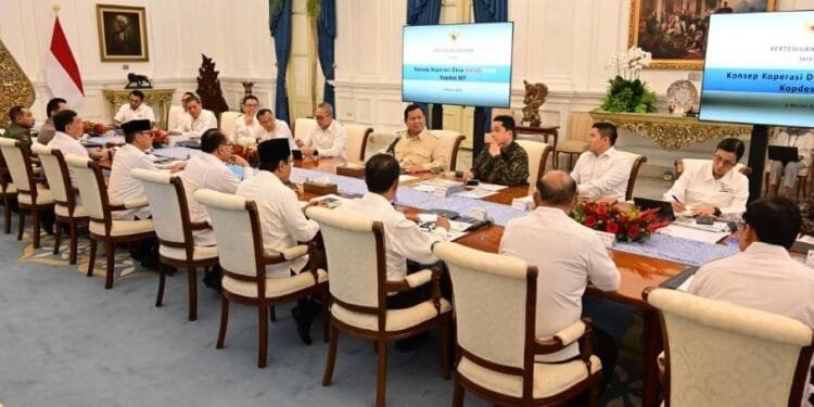 Presiden Prabowo Subianto melakukan pertemuan dengan jajarannya di Istana Merdeka, Jakarta, Selasa (04/03/2025).(Presidenri)