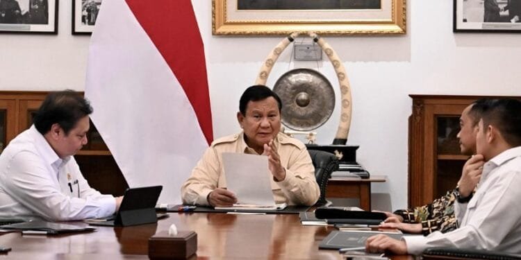 Presiden Prabowo Subianto memanggil Menko Ekonomi Airlangga Hartarto ke Istana Merdeka, Jakarta.(Presidenri)
