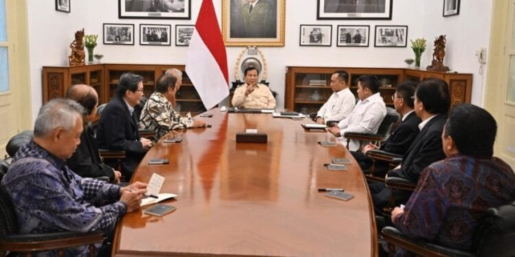 Presiden Prabowo Subianto membahasa ekonomi dan investasi dengan delapan pengusaha nasional di Istana Kepresidenan, Kamis (06/03/2025).(Presidenri)